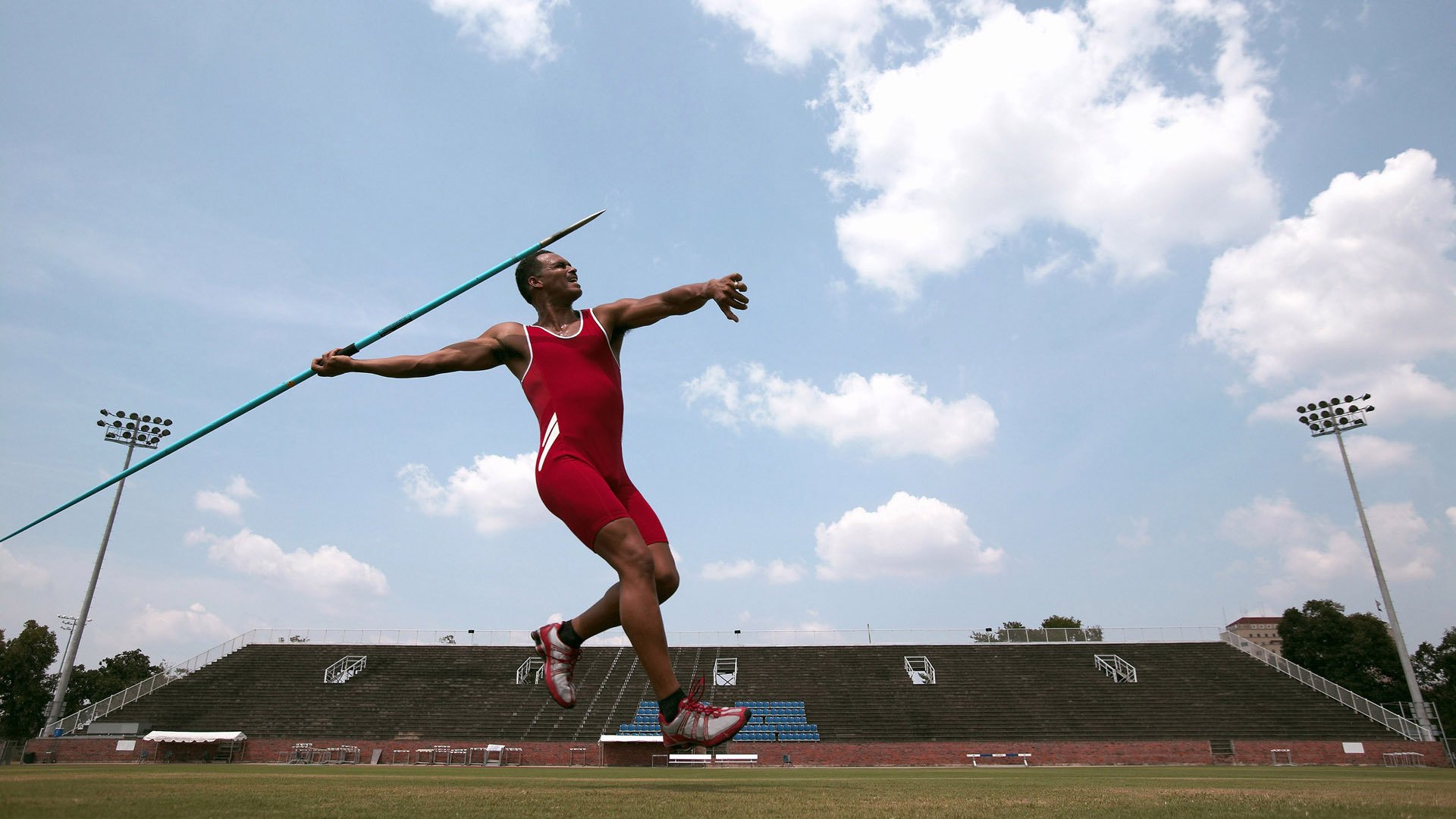 转身节奏变化:中选手滑出长度更稳定,转身教程