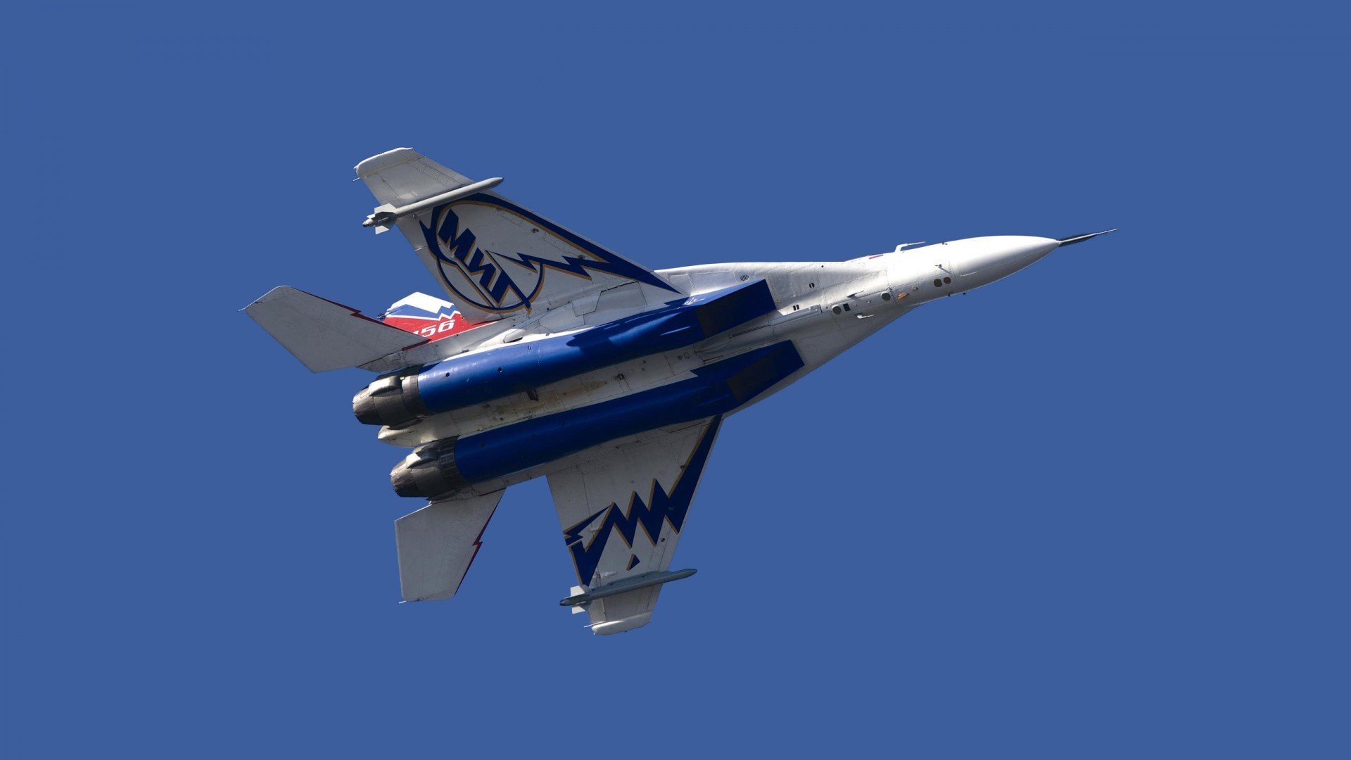 转身节奏变化:中选手滑出长度更稳定,转身教程